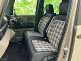 チェック柄と黒の組み合わせが目を引く前席まわり。運転席・助手席ともにヘッドレストを備え、前方の見通しもよく、乗り降り後も落ち着いて座れます。