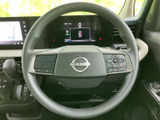 手元に各種スイッチがまとまり、運転姿勢を保ちながら必要な操作を行いやすい配置です。握りやすい形状で、運転席まわりの情報確認や各種設定を手元で扱えます。