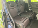 後席にはゆったりとした座面とヘッドレストを備え、同乗者も落ち着いて過ごせる空間です。左右の窓から光が入り、長めの移動でも心地よくお乗りいただけます。
