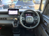 水平基調でスッキリとしたフロントビュー。広く見渡せて運転に安心をもたらします