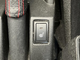 シートのマークが付いたスイッチを備え、必要なときに手元で操作できます。運転席まわりに配置されているため、乗車中も確認しやすく、日常で活用できます。