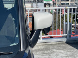 狭い駐車場でも安心。スイッチ操作だけでドアミラーの格納展開が可能。電動格納式リモコンドアミラー!