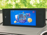 停車中にテレビ番組を視聴できる画面を備えています。画面が見やすく、休憩時間や待ち合わせの合間などに映像を楽しめるのがうれしいポイント。お出かけ先でのひとときにも便利です。