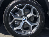 BMW純正アルミホイール。洗練されたデザインで、足元の個性を引き立てます。
