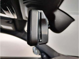 【ミラー内蔵ETC】BMWのETCシステムはルームミラー内蔵型となります。ルームミラー配置により収納スペースを確保しています。