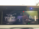 速度やシフト位置、航続可能距離などの情報が画面に表示され、運転に必要な項目をひと目で確認できます。平均燃費や走行距離の表示もあり、日々の走行状況を把握する際に便利です。