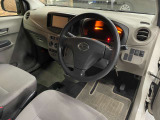 運転席側から見たインパネです。ハンドルの右下に鍵が差してあります。