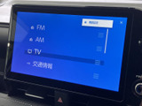 FM・AMラジオやテレビ、交通情報などを画面から選べる構成です。表示が見やすく、目的に合わせた音源や情報の切り替えがしやすいため、日々の移動を便利にサポートします。