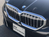 左右のキドニー・グリルの中心にはBMWのエンブレムが鎮座し、個性を放つデザイン性を兼ね備えました。