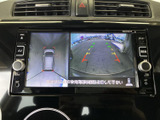 駐車時に周囲の状況を画面で確認でき、車庫入れや狭い場所での取り回しをサポート。表示を見ながら落ち着いて位置を把握できる、日常使いに便利な装備です。