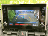 後方の映像に加えてガイドラインが表示され、駐車時に車両周辺の状況を確認する際に役立ちます。車庫入れや狭い場所での切り返しなど、日常の駐車をサポートしてくれる便利な装備です。