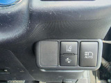 運転席の右下には、レーンアシストやオートハイビームのスイッチがあります。