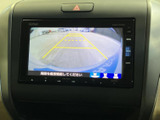 後方の映像とガイド線を画面で確認でき、駐車時の周囲確認をサポートします。車庫入れや狭い場所での駐車など、後退する際に後方の状況を確かめたい場面で役立つ装備です。