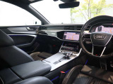 内装はシンプルに使い勝手を考え作られています。お車を運転する感覚をダイレクトに体感して頂けます。室内も広くロングドライブにも快適にお過ごしいただけます。