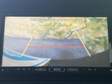 後方の映像に加えて目安となるガイドラインが表示され、駐車時に周囲との距離を確認する助けになります。後退時の安全確認をサポートする便利な装備です。