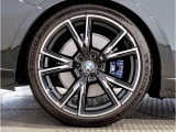 BMWの純正アロイホイールは軽量かつ強度にも優れているホイールで走行性能を引き上げる設計になっております。足元にもBMWは妥協がなくこだわっている個所になります。