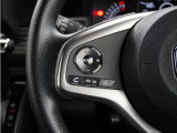 ハンドルにオーディオ操作用スイッチを備え、手を放さずに操作可能。安全性と利便性を両立しています。