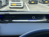 速度やシフト位置などの運転に必要な情報が、前方の見やすい位置にまとまって表示されます。表示内容を確認しやすく、運転中も視線の移動を抑えながら車両の状況を把握できる配置です。