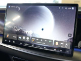 ディスプレイのメイン画面にはナビゲーションやSpotify、ラジオなどのアプリが表示されています スマートフォンのようにアプリを切り替えて操作します