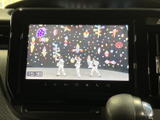 テレビ番組を画面に表示でき、停車中の待ち時間などに映像を視聴できます。画面内の表示も見やすく、車内で過ごす時間をゆったり楽しみたい方にうれしい装備です。