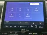 FMやAM、テレビ、Bluetooth、USBなど、利用できる音源が画面上に一覧表示されます。選びたい項目を見つけやすく、移動中の音楽や情報収集に便利です。