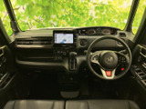 前方まで見通せる運転席まわりは、視界が広く開放的。メーターや画面が目に入りやすい位置にまとまり、日々の運転時にも確認しやすい室内です。