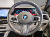【ハンドル】ドライバーとBMW車の一体感がダイレクトに伝わるステアリングホイール。形状・太さへの拘りに加えて、操作性を高める為にスイッチ類も配置。クイックかつ安定のドライビングを体感下さい!