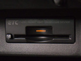 コンソール内一体型のビルトインETC装備!見た目の部分も良いですが、ETCカードの盗難防止になる設置箇所です!料金所の渋滞回避!時間帯・日によって料金の軽減を受けられます!ストレス知らずのドライブ!