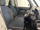 運転席も広くゆとりのある室内です