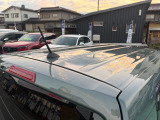 目立つキズ凹み等はありませんが、中古車という商品の特性ルーフには子キズや塗装しみがあります