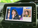 テレビ番組を画面いっぱいに表示でき、停車中の待ち時間も車内で映像をお楽しみいただけます。番組の内容や時刻が見やすく表示され、休憩中などに気軽にご利用いただける便利な装備です。