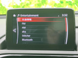 FMやAM、Bluetoothなどの選択項目が一覧で表示され、使いたい音源を確認しやすい画面です。移動中の音楽やラジオを選ぶ際にも、見やすく便利に活用できます。