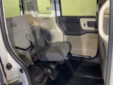後席をはね上げれば、「もうひとつの荷室」が生まれます。