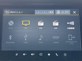画面上にテレビやラジオ、ディスクなどの選択肢が並び、使いたい音源を見つけやすい構成です。BluetoothやUSBなどの項目も表示され、日々の使い方に合わせて選べる便利な装備です。