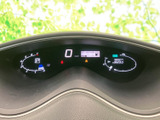 速度や燃料残量などの情報が運転席前方にまとまり、走行中も必要な表示を確認しやすい配置です。中央の表示部や左右の計器を見比べやすく、日々の運転状況の把握に役立ちます。