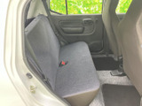 後席は座面と背もたれにゆとりがあり、同乗者にも落ち着いて過ごしていただける空間です。窓から光が入り、足元まで見渡しやすいすっきりした室内となっています。