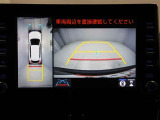 パノラミックビューモニターを装備。駐車場や交差点でクルマを真上から見るように周囲を確認できます。機能の詳細は販売店スタッフまでおたずねください。