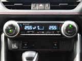 左右独立温度コントロールフルオートエアコンです。運転席、助手席それぞれで独立して温度設定ができます。冷え性の方が乗っても安心ですね♪