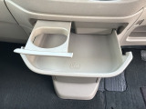 収納式のドリンクホルダーと便利な引き出しトレイ。