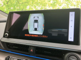 車両を上から見た周囲の表示で、後退時に車の位置や周辺状況を確かめやすくなります。駐車スペースへの進入や切り返しの際も、目安として活用できます。