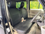 運転席まわりには十分なスペースがあり、大柄な方でもゆったり運転していただける環境です。