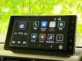 ラジオやテレビ、Bluetooth、USBなどのメニューが画面上に並び、目的の項目を見つけやすい表示です。スマートフォン連携にも対応したメニュー構成で、日々の移動を便利にします。
