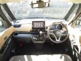 見晴らしの良い運転席まわりで街中でも扱いやすいのが魅力。毎日の運転を快適に楽しめます。
