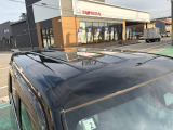 目立つキズ凹み等はありませんが、中古車という商品の特性ルーフには子キズや塗装しみがあります