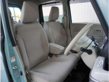 【清潔感のある運転席&助手席】隅々までクリーニングの行き届いた運転席&助手席。目立ったシミや汚れ等もございません。快適なドライブをどうぞ。
