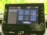 AM・FMのほか、DVDやUSB、Bluetoothなどの音源を選べる画面です。使いたい項目をタッチして切り替えられ、交通情報の選択肢もあり、移動中の情報確認に役立ちます。