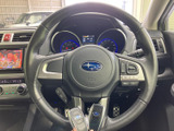 複数のスイッチが手元にまとまり、運転姿勢を大きく変えずに各種機能へアクセスしやすい構成です。メーター類も視界に収まり、日常の運転をサポートする扱いやすい装備です。