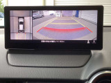 車体がシースルー(透過)して周囲の見通しを高めた設計の『360&deg;シースルービューモニター』を搭載。大きな車体でも、上空から見下ろす正確な視点で、狭い道や駐車をサポートします。