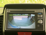 後方の様子を画面で確認でき、駐車時や車庫入れの際に周囲を把握する助けになります。画面上には後退時の注意表示もあり、操作時に確認したい案内が見やすく表示されます。