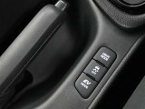 EVドライブモードスイッチを押せば、早朝や深夜の住宅街や屋内の駐車場などで、騒音や排気ガスを気にすることなく走行できます